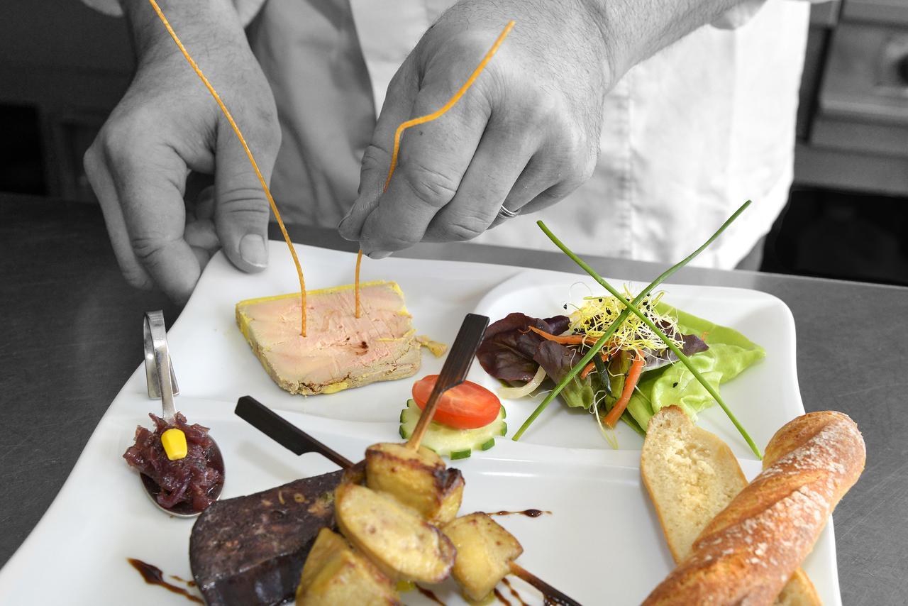 סלבריס Logis Hotels Restaurant Le Dauphin מראה חיצוני תמונה