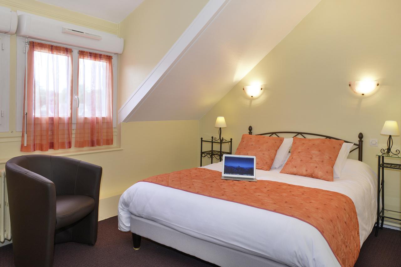 סלבריס Logis Hotels Restaurant Le Dauphin מראה חיצוני תמונה