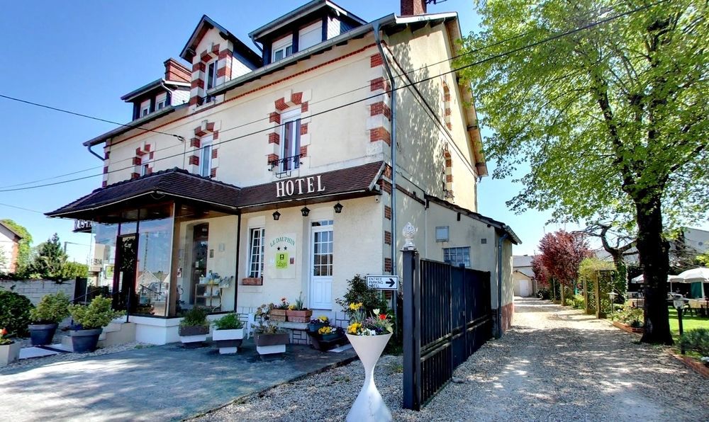 סלבריס Logis Hotels Restaurant Le Dauphin מראה חיצוני תמונה